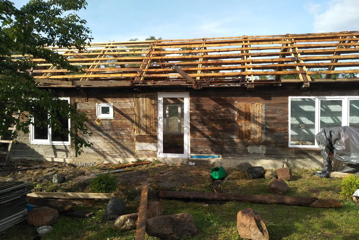 Стропила поменял частично, обрешетку сделал из горбыля, а потом покрыл плитами ОСБ