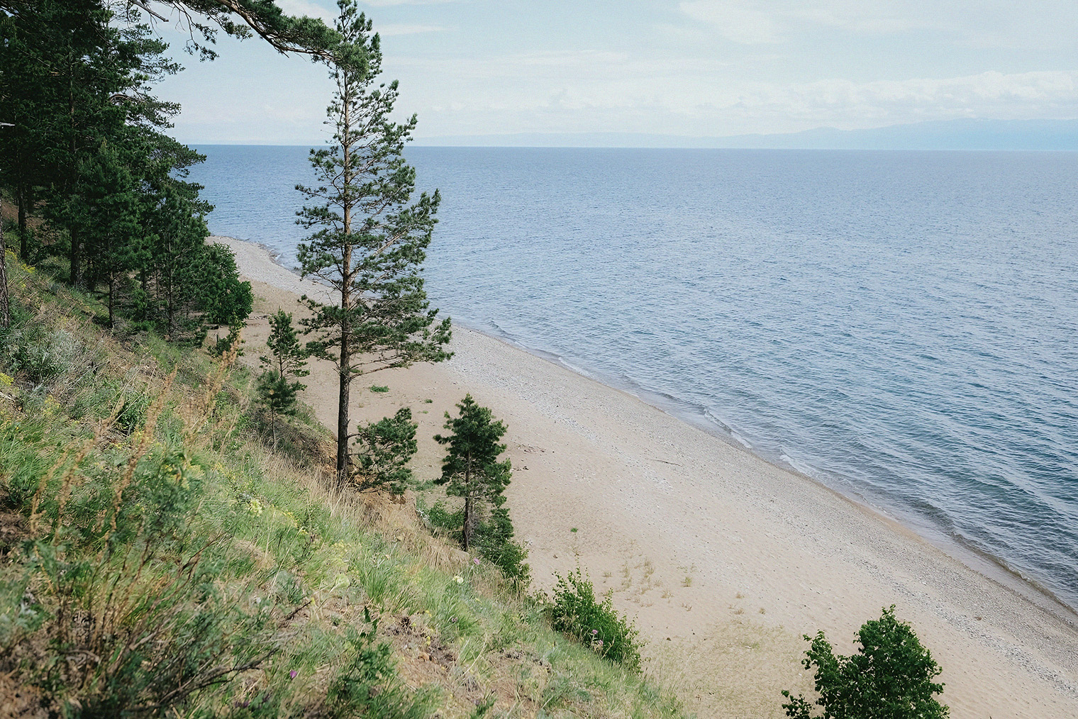 В некоторых местах можно спуститься к пляжу и искупаться. © greatbaikaltrail.org