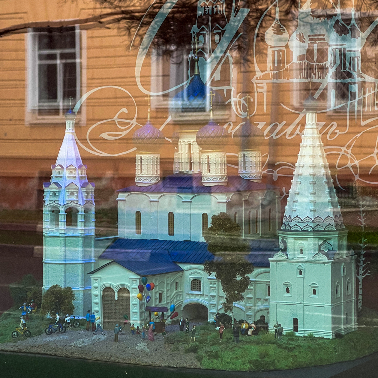 Некоторые миниатюры популярных достопримечательностей можно увидеть с улицы через окно