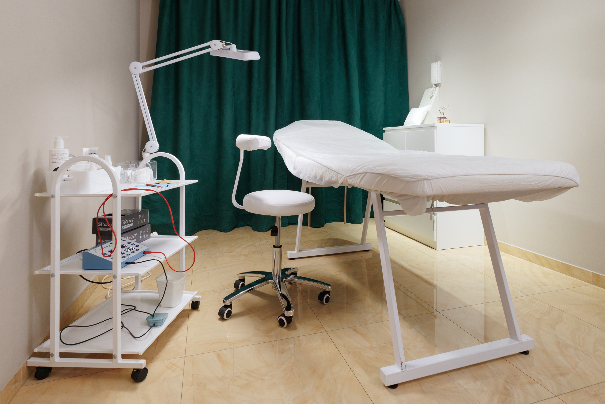 Процедурное место с кушеткой и оборудованием