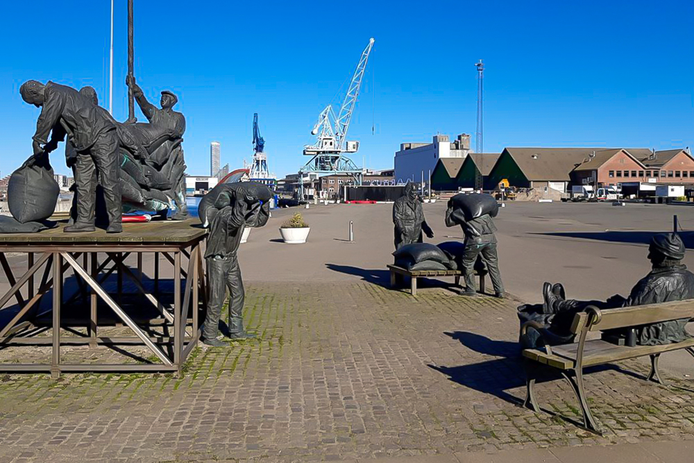 Памятник портовым рабочим на набережной в Орхусе