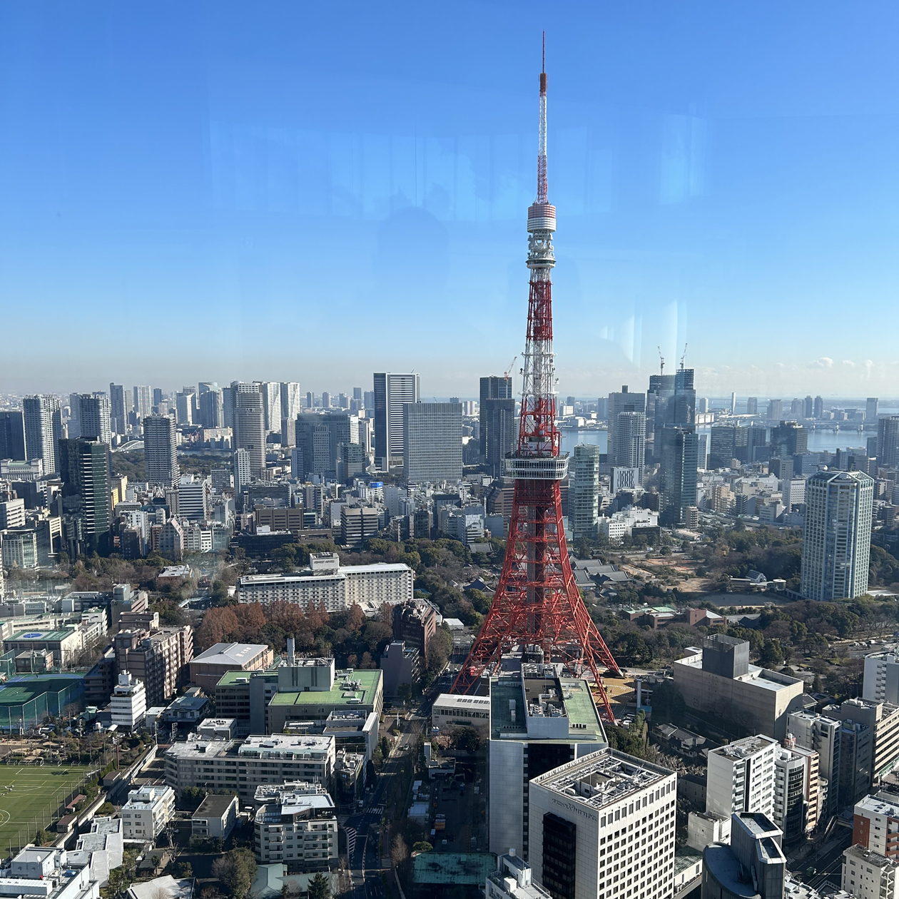 Вид на Tokyo Tower со смотровой в Azabudai Hills