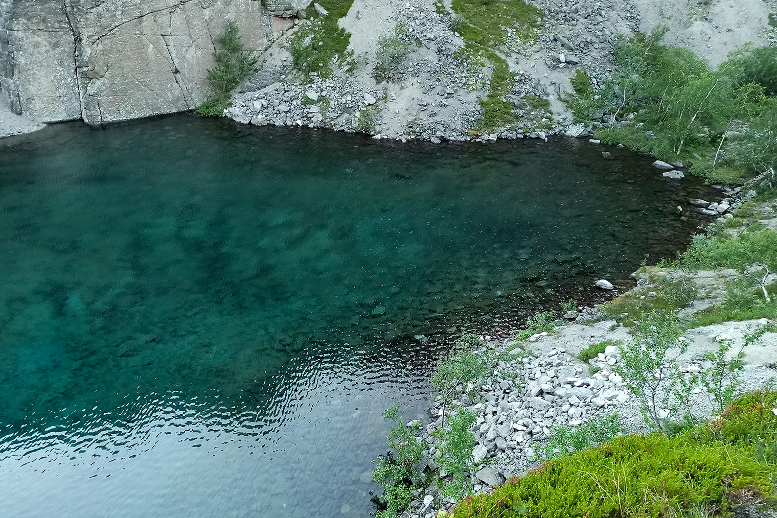 Озеро Изумрудное туристы назвали так за красивый цвет и чистоту
