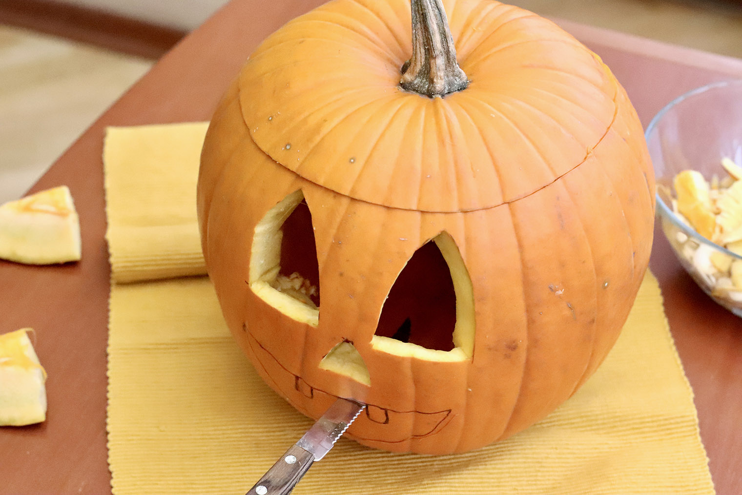 Не подводите нож близко к зубам, чтобы случайно не отрезать лишнего