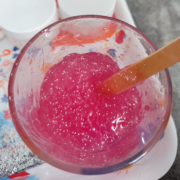 Так выглядит почти готовый слайм после добавления тетрабората натрия. Видно, что структура еще неоднородна