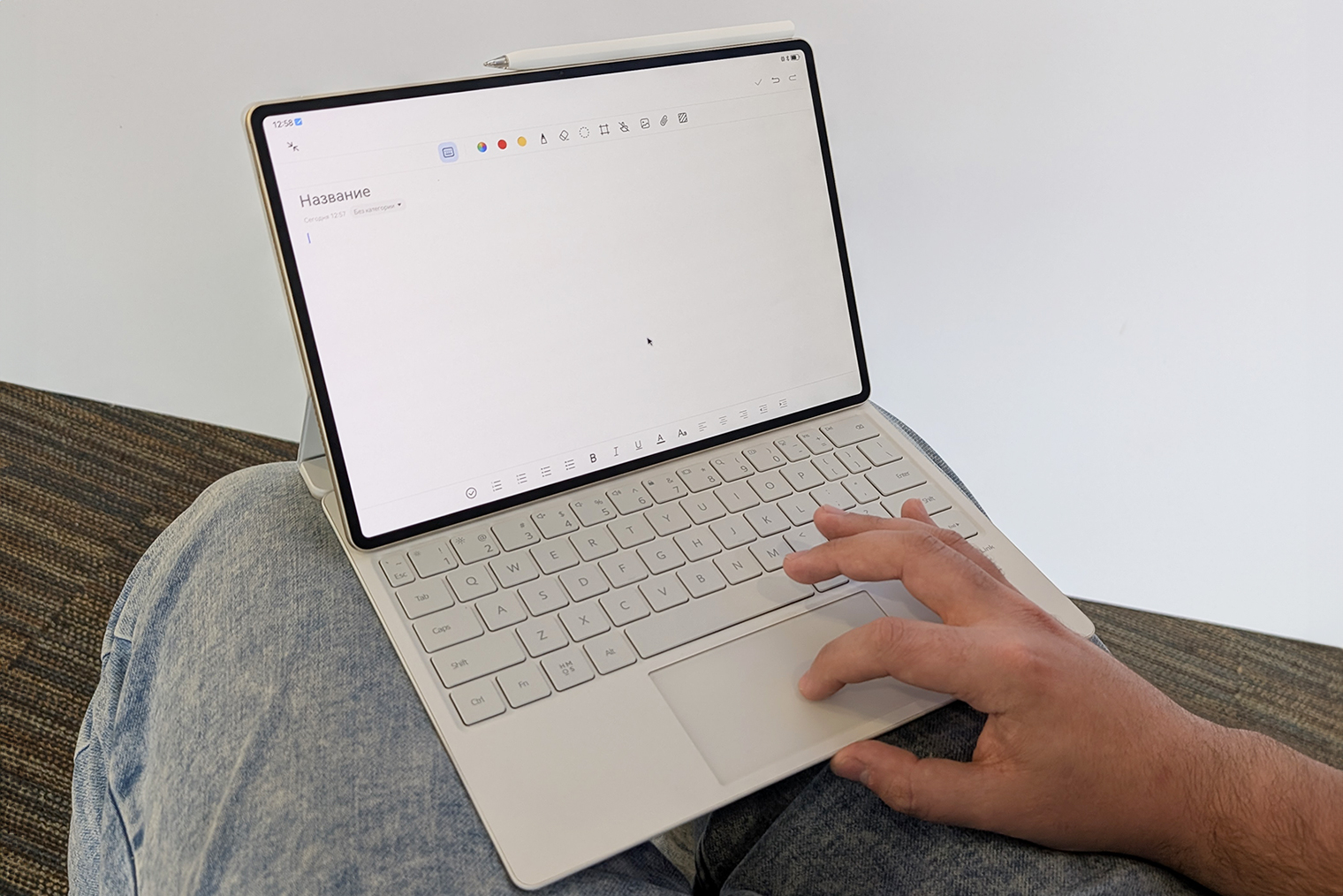 Huawei MatePad Pro 12,2” с клавиатурой удобно стоит на коленях. Фотография: Никита Богуславский