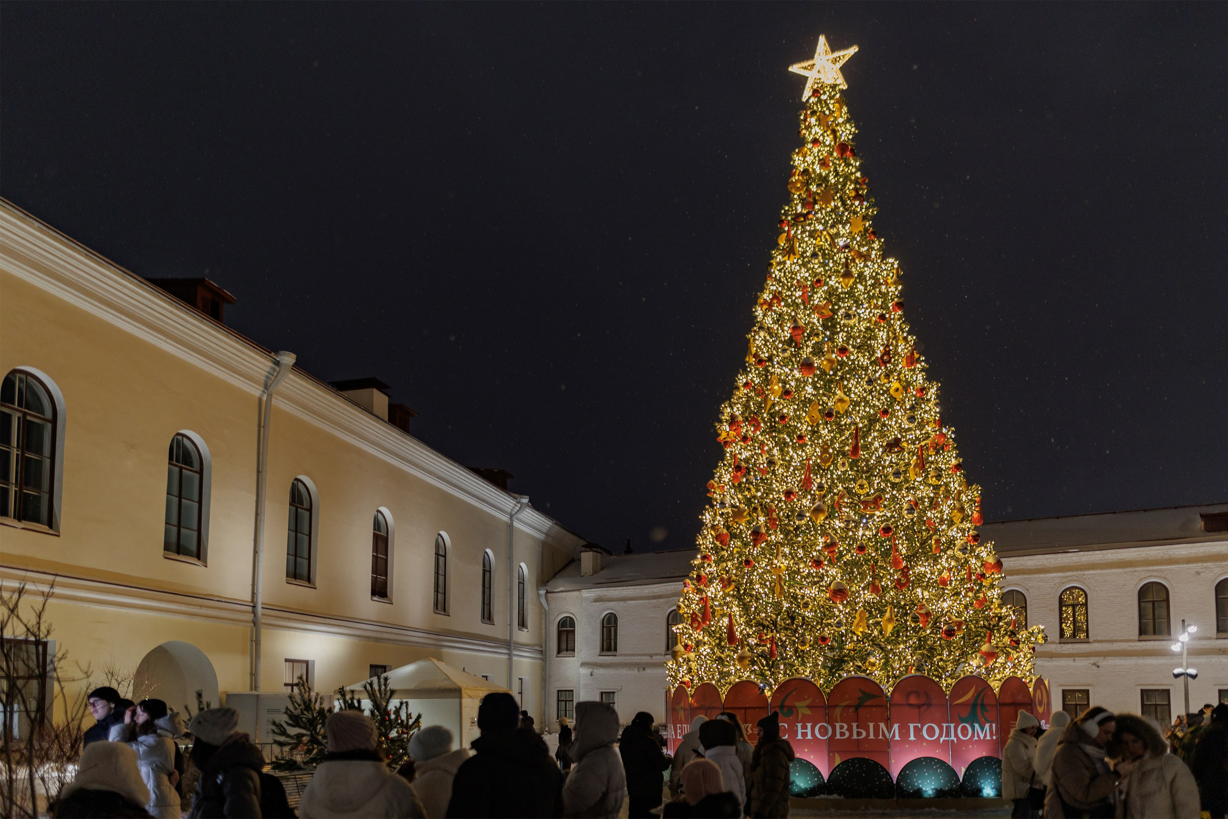 Во дворе Присутственных мест до 11 января проводят уличные спектакли и мастер-классы. Расписание новогодних мероприятий опубликовали на сайте музея «Казанский кремль»