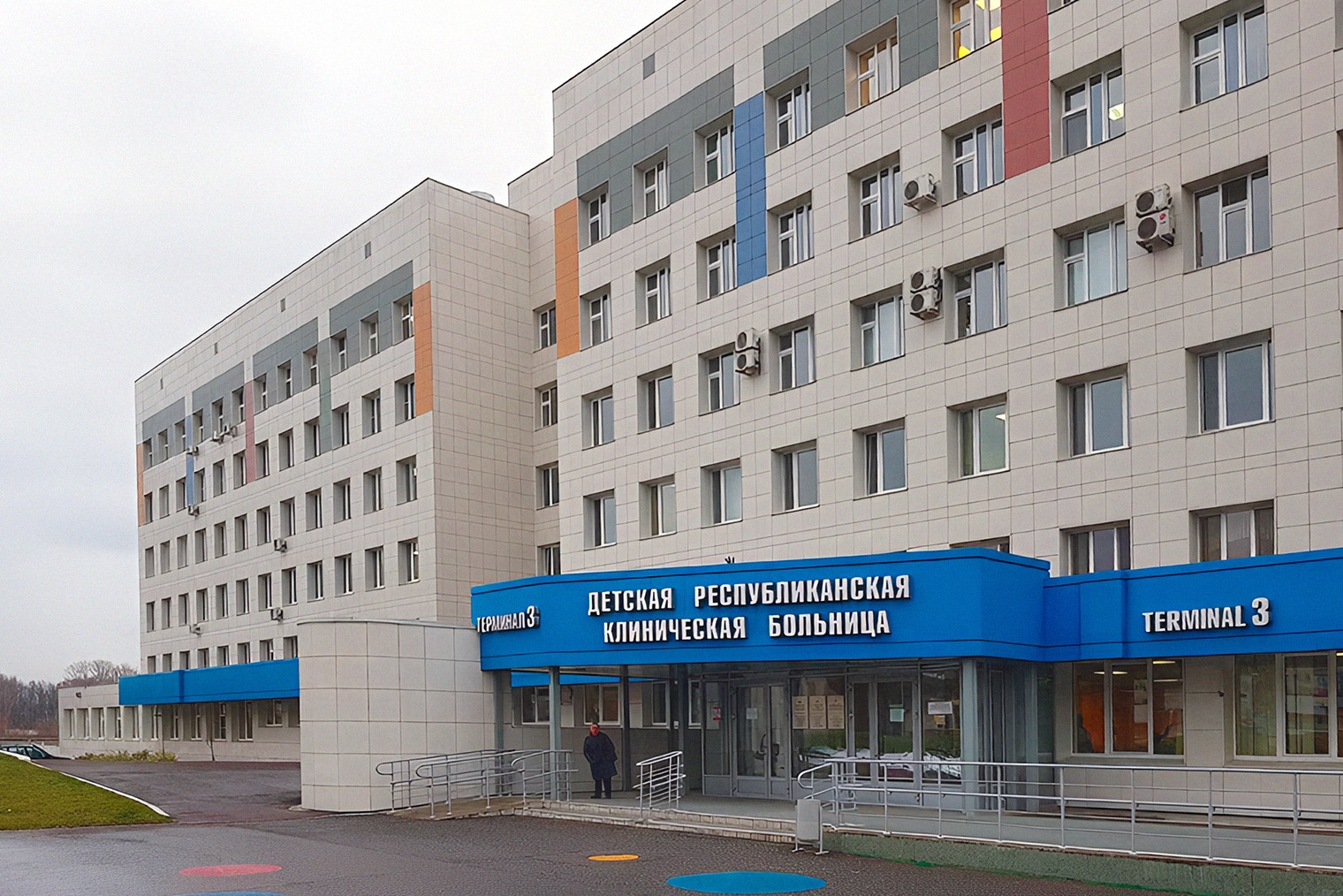 За последние несколько лет в городе отремонтировали многие медицинские учреждения, например, детскую республиканскую больницу — ДРКБ, поликлиники для взрослых и детей в нашем районе