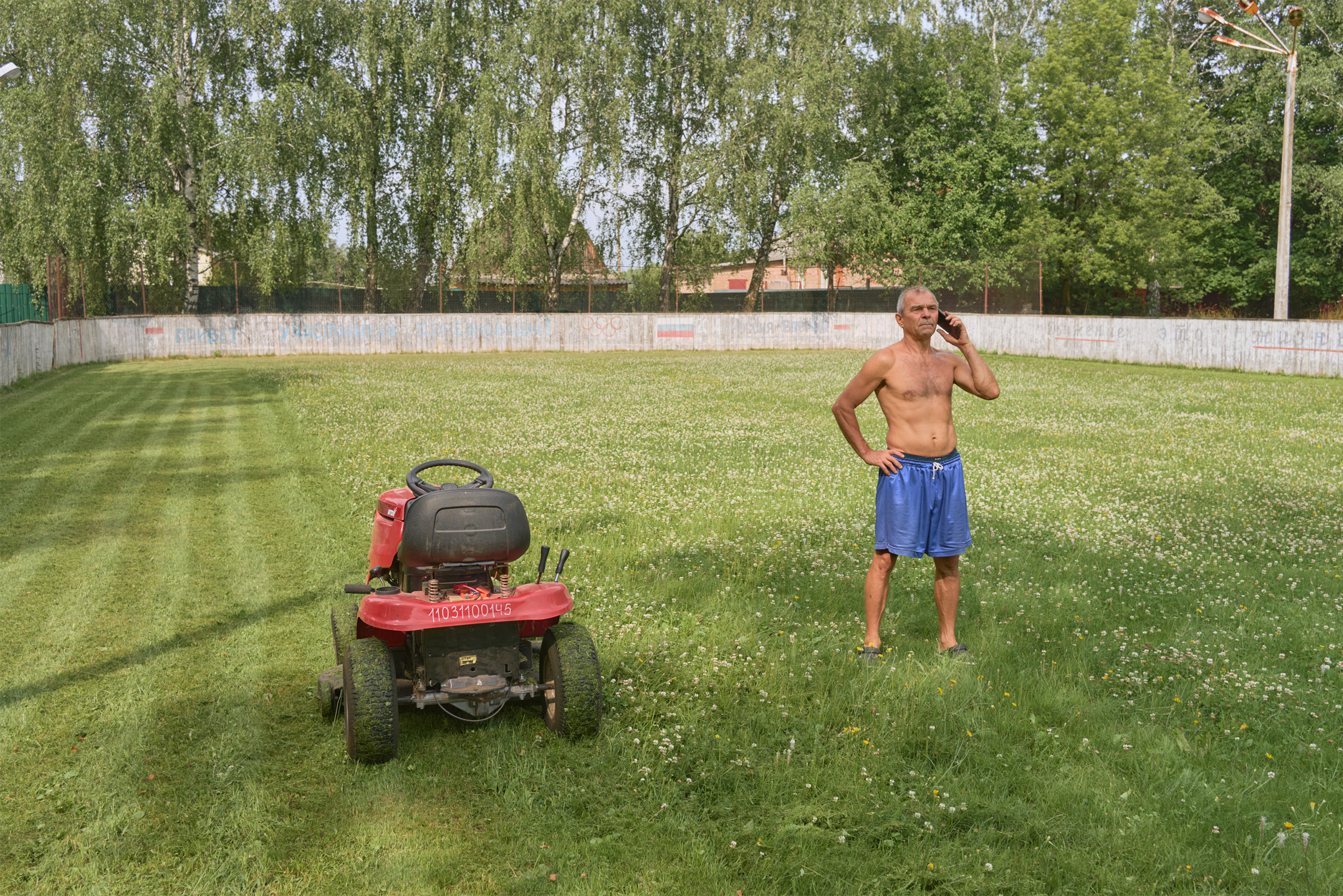 Кроме основного футбольного поля на территории расположена небольшая коробка