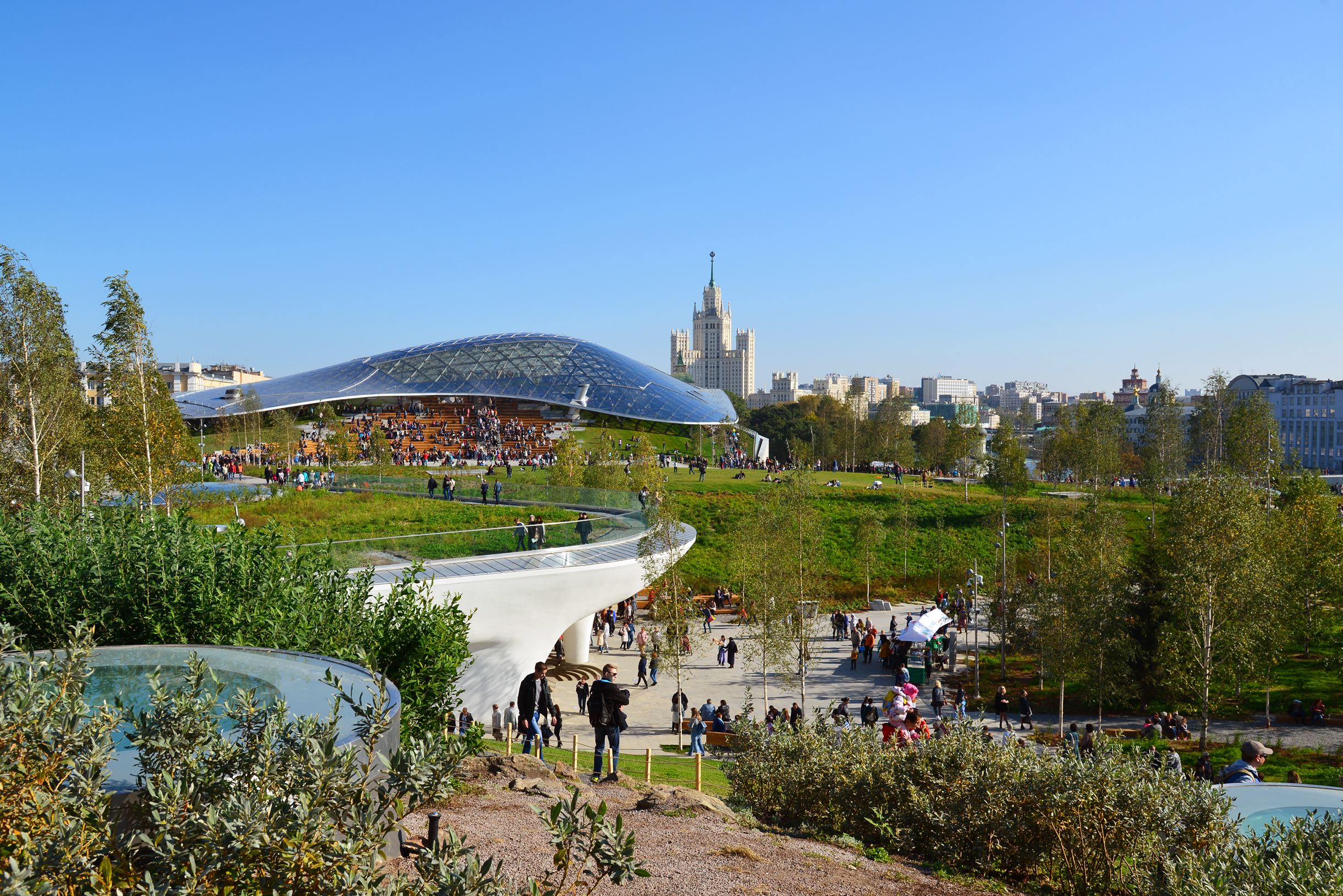 Парк «Зарядье» в Москве — пример природного урбанизма, когда в городской среде пытаются воссоздать подобие природных экосистем. В парке воссозданы четыре ландшафтные зоны России: тундра, степь, лес и болото. Фотография: BestPhotoPlus / Shutterstock / FOTODOM