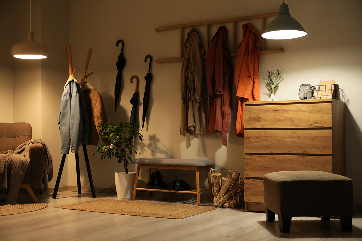 Если стены темные, лучше использовать многоуровневое освещение с акцентом на рассеянный свет. Так удастся избежать мрачности. © Pixel-Shot / Shutterstock / FOTODOM