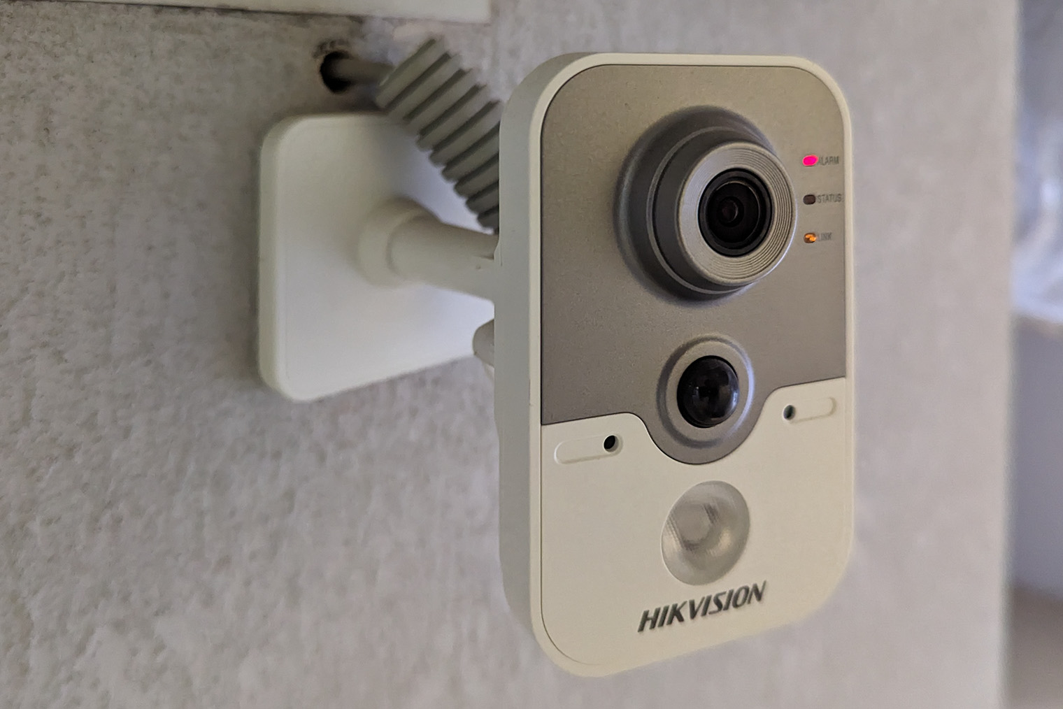 Камера Hikvision, установлена в подъезде
