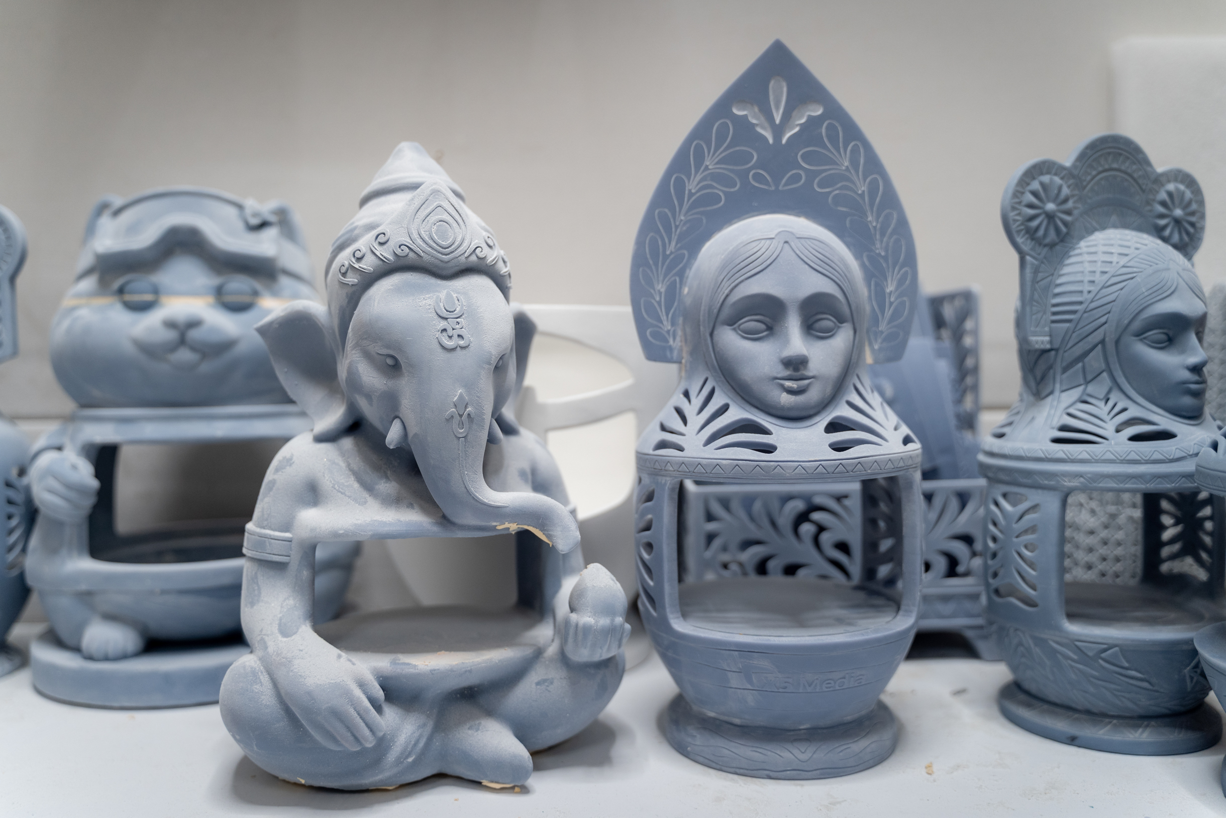 Линейка подставок разных моделей: Ганеша, матрешки и другие персонажи