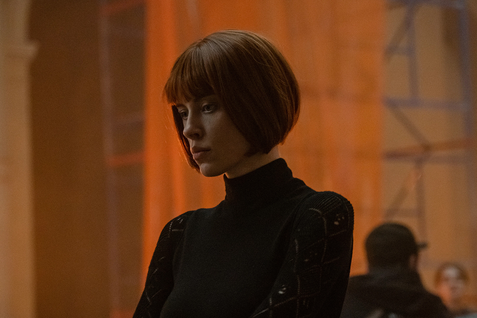 В пятой серии продолжают любовную историю Леры. Связист снова ее отталкивает, потому что боится навредить девушке. А вот Зверь проявляет инициативу — и за это ему воздастся