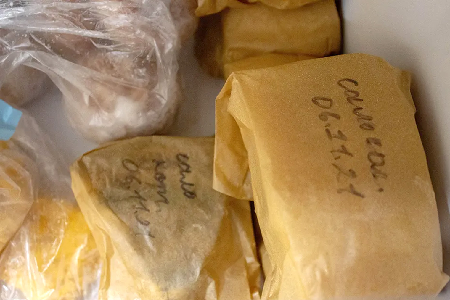 Можно сделать дополнительные пометки на упаковке. Например, я указываю вид сала — соленое или копченое. Чтобы найти нужный продукт, мне не приходится его разворачивать