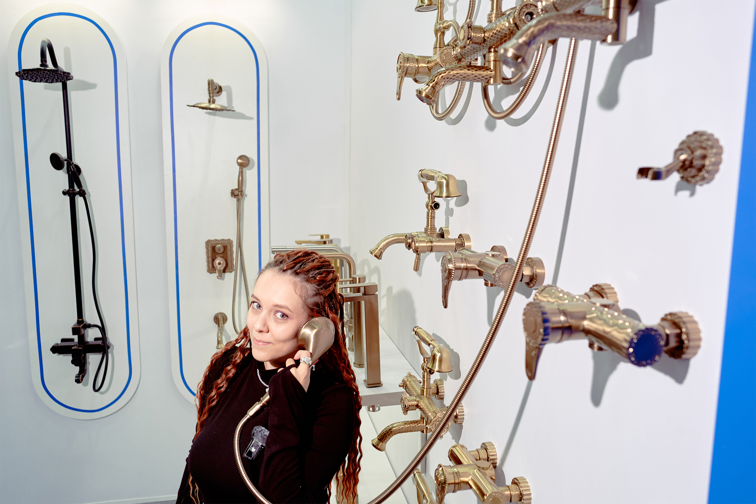 Двойной тренд — и золото, и декоративные узоры. Такой смеситель подойдет и в ретрованную