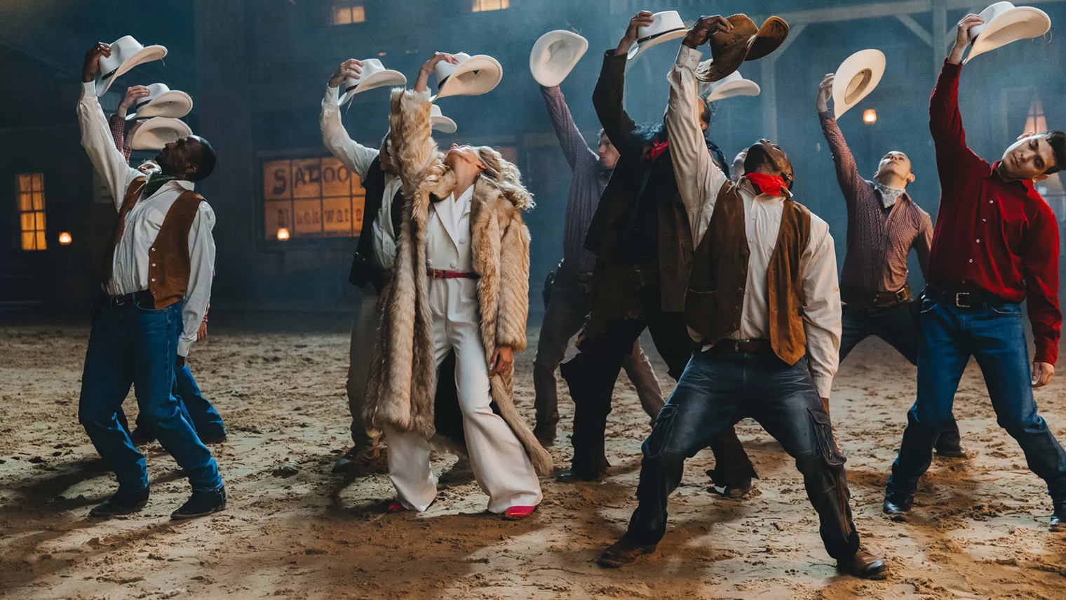 Маш Милаш исполняет песню «Все решено» группы «Гости из будущего на фоне «Ковбойского городка»