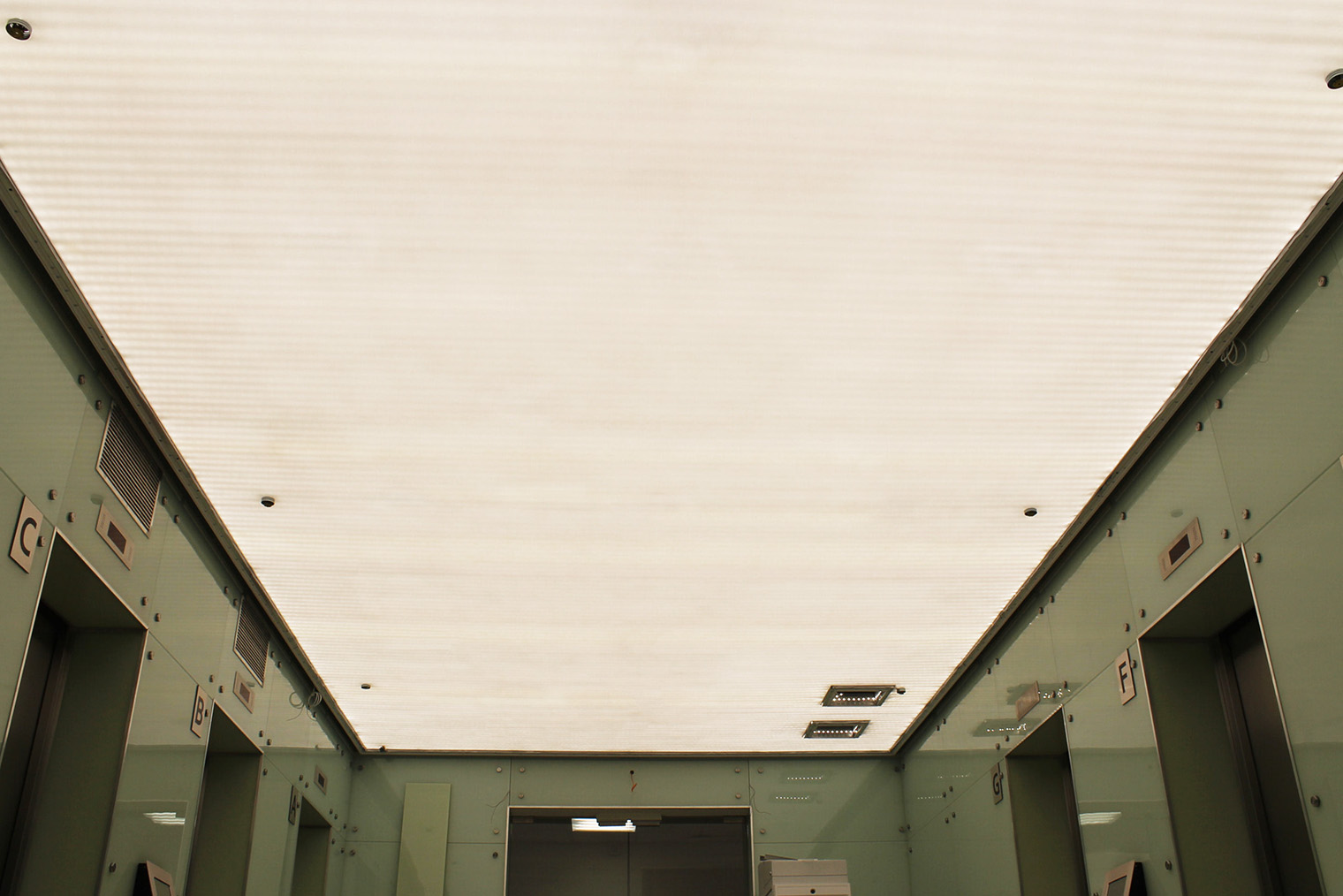 Тканевый натяжной потолок немецкой компании Pongs с подсветкой — такой установили в 2020 году в холле телеканала «Пятница». Фотография: pongs.com