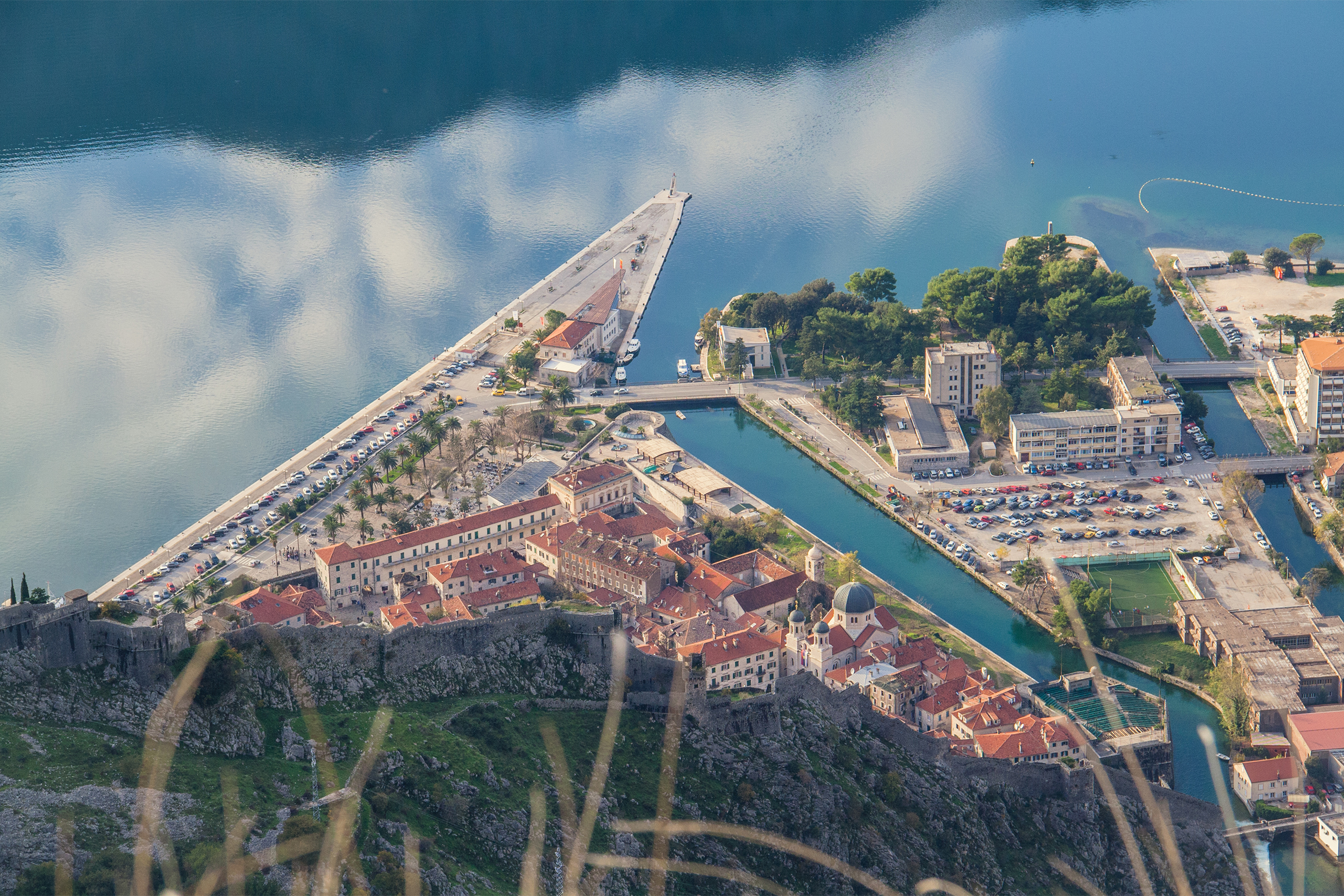 Город из-за крепостной стены выглядел совсем как игрушечный