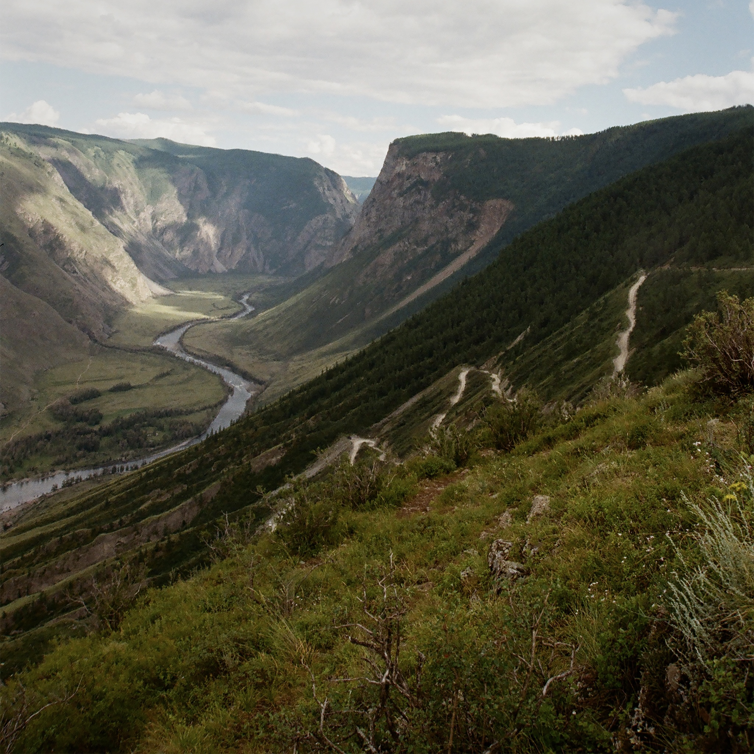 Один из главных перевалов Горного Алтая — Кату-Ярык. Через него проходит путь к Телецкому озеру. В этой поездке мы туда не добрались, но поставили галочку на будущее. Тем, кто хочет увидеть такую панораму, придется потрястись по проселочной дороге. При нас ее к тому же ремонтировали