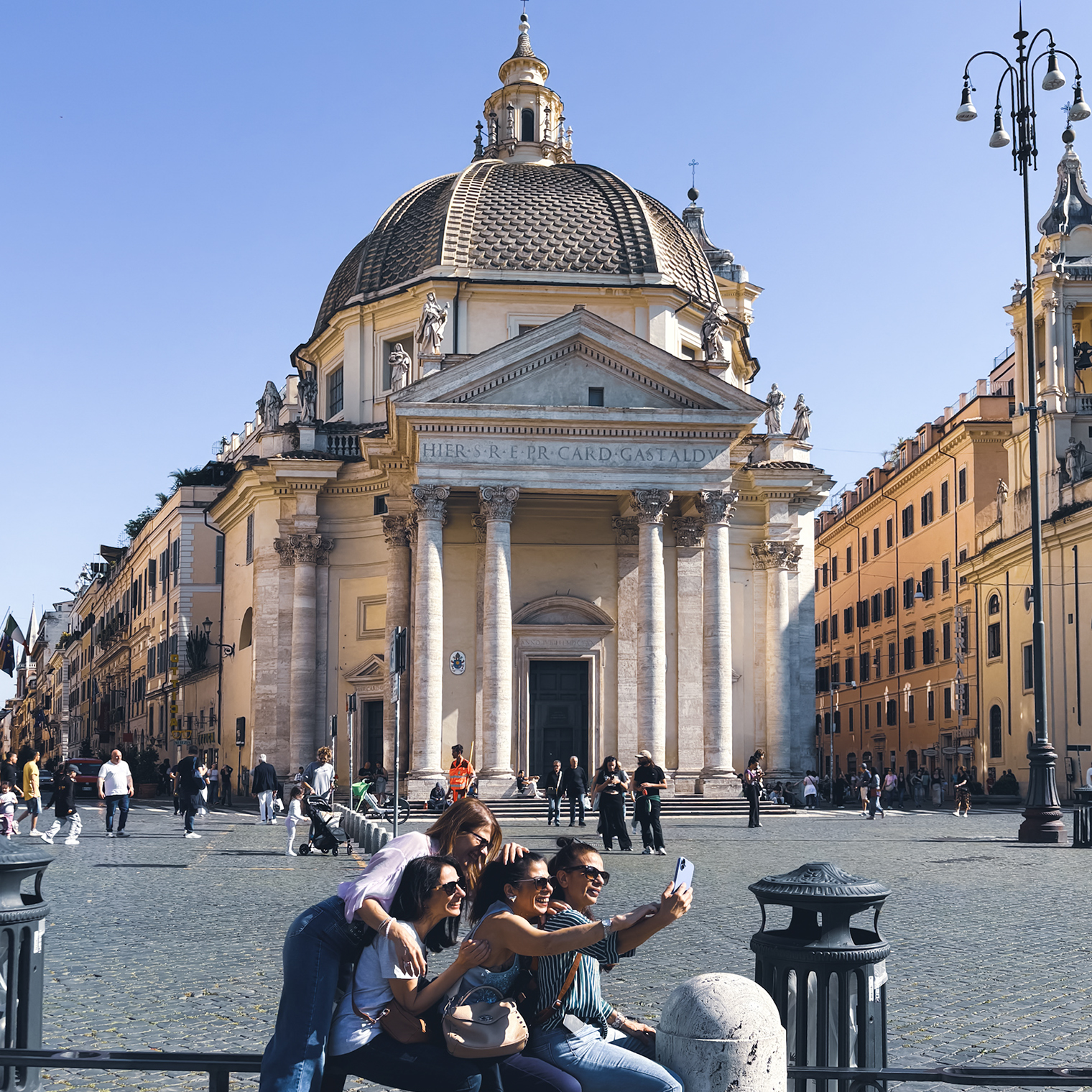 Мы смотрели Рим в первых числах мая. Это был последний город в итальянском вояже, и мы дружно сошлись во мнении, что по количеству туристов даже Венеция нас так не удивила. Но не посетить самые известные достопримечательности даже в толпе мы не могли