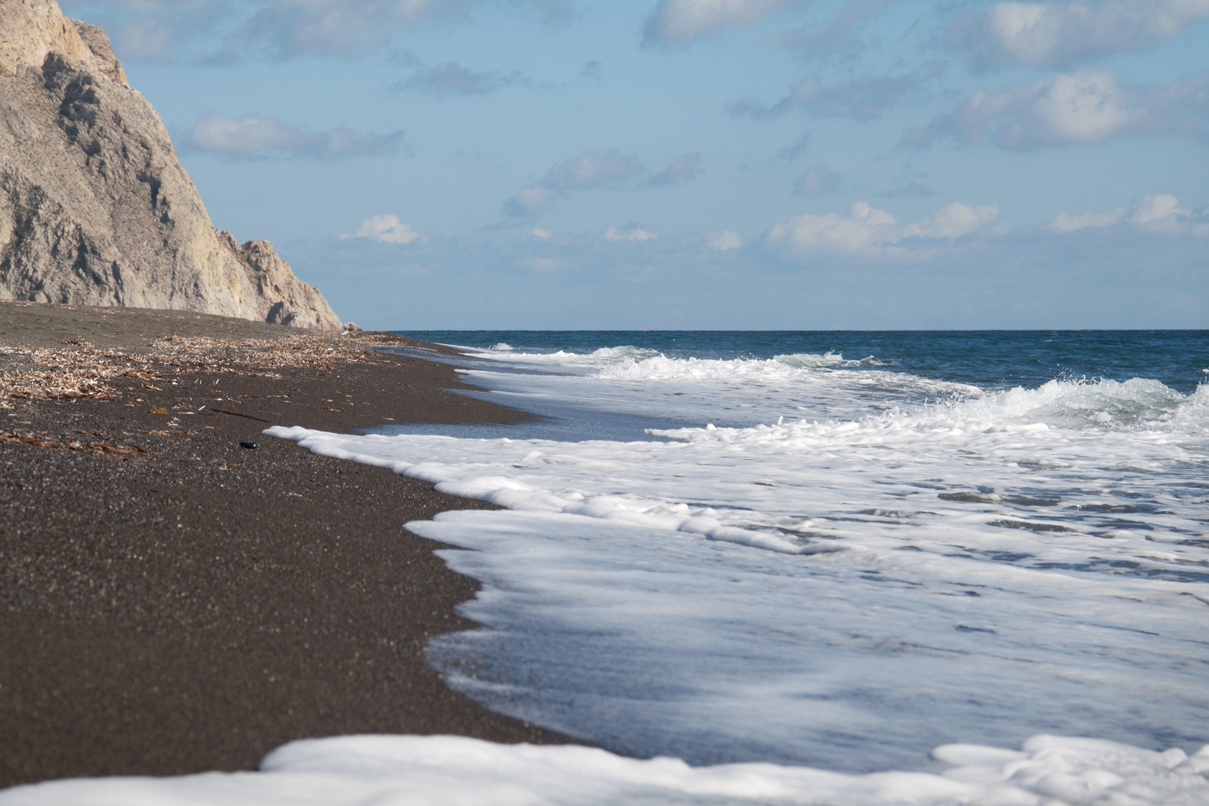 Пляж Перисса с черным вулканическим песком растянулся на 7 километров. Естественно, я искупалась. Разве такое можно пропустить?