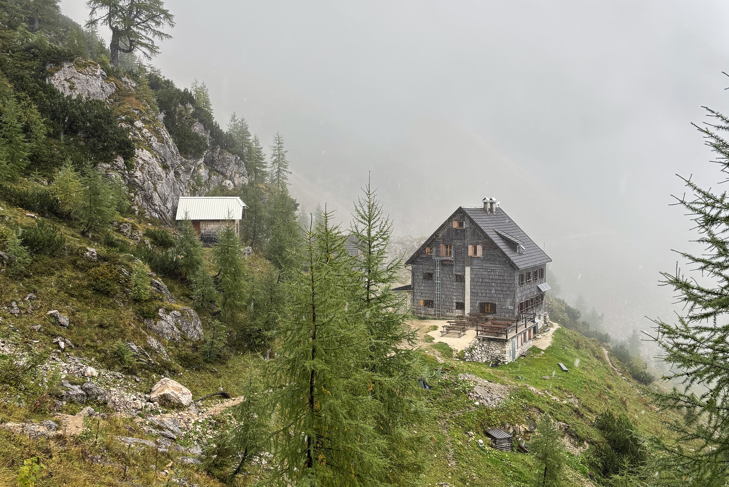 Хижина для туристов, в которой мы останавливались на две ночи. Размещение дорогое: кровать в комнате на шестерых стоила 30 €⁣ ( ₽)Цены в рублях пересчитываются по актуальному курсу раз в день, дополнительно уплачивали налог 2,5 €⁣ ( ₽). Удобства минимальные. Комнаты маленькие, с 08:00 до 16:00 их закрывают для постояльцев — можно сидеть в столовой и пользоваться туалетом, но в спальни не зайти. Вода только холодная, горячий душ платный — 10 €⁣ ( ₽) за 4 минуты. Вайфай тоже платный, при этом мобильная связь там не ловит. Еда очень дорогая: тарелка супа — 9 €⁣ ( ₽), банка пива — 7 €⁣ ( ₽), чашка кофе — 4 €⁣ ( ₽). С палаткой вставать в парке нельзя, поэтому альтернативы нет. Мы останавливались под конец сезона, и в комнате, кроме нас, никого не было. Часть еды принесли с собой, поэтому обошлись малой кровью