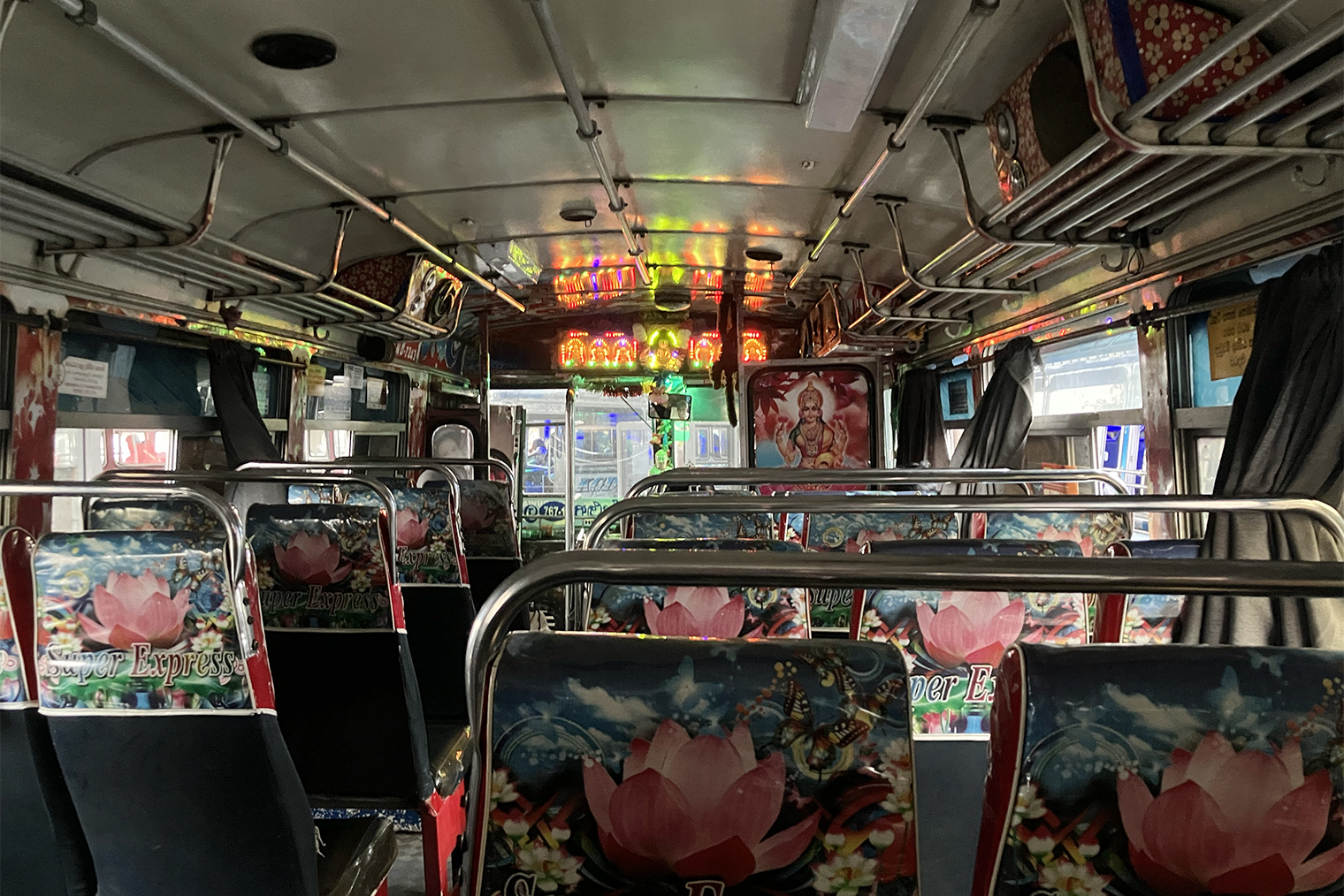 Из Хиккадувы мы съездили в город Галле на крейзи-басе — безумном автобусе. Этот вид транспорта прозвали так из-за манеры вождения местных водителей. Такую поездку можно считать аттракционом. Салон яркий и пестрый, громко играет ланкийская музыка, светится гирлянда с изображениями Будды. Если в пути предстоит провести несколько часов, глазам и ушам придется привыкнуть