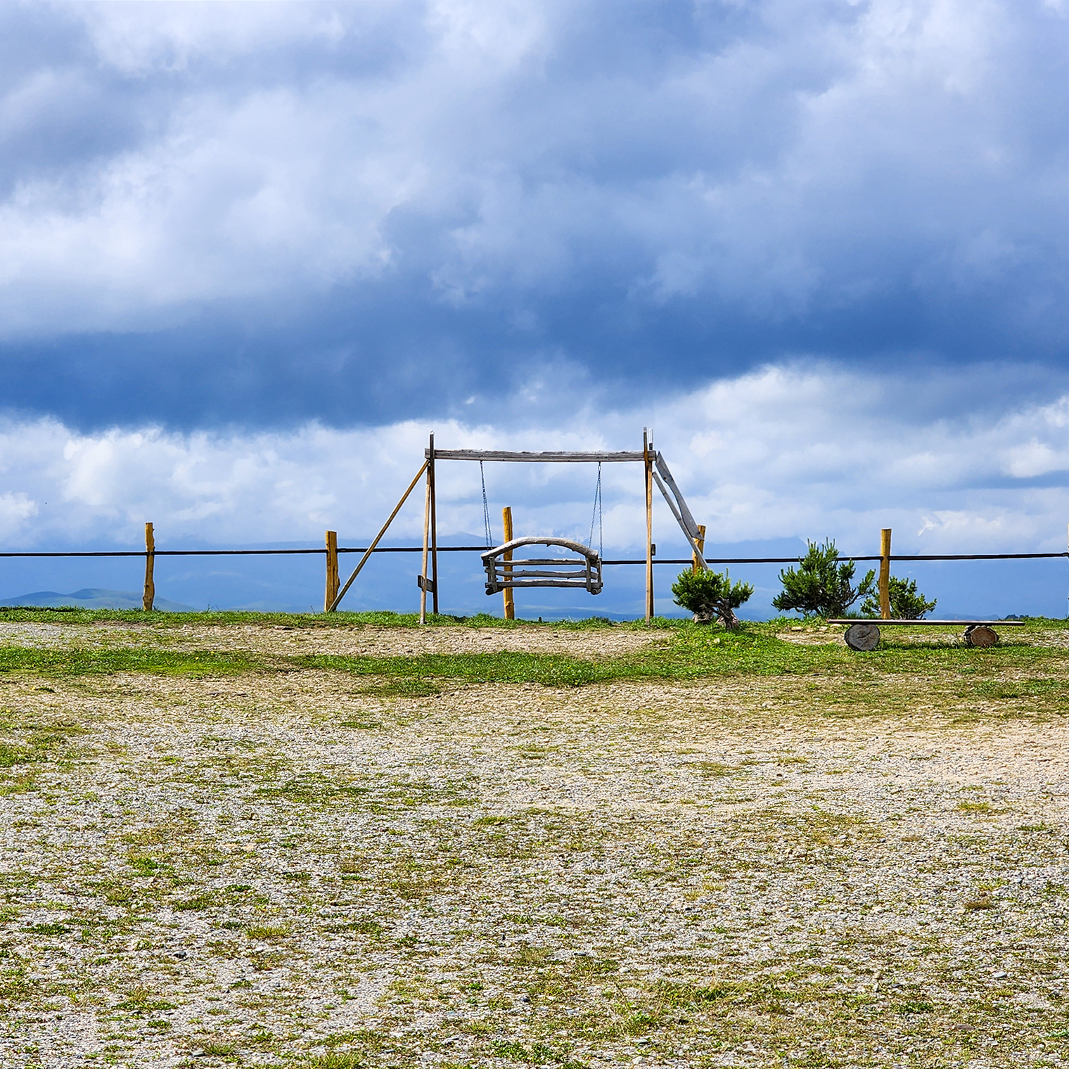 Смотровая площадка в районе обсерватории «Шаджатмаз». Есть классные качели — можно посидеть и полюбоваться видами. Но мы не стали задерживаться, потому что предстояла долгая дорога