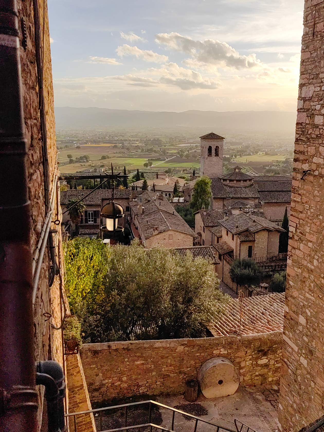 Ассизи. Вечер. Лестницы ведут вниз — в долину