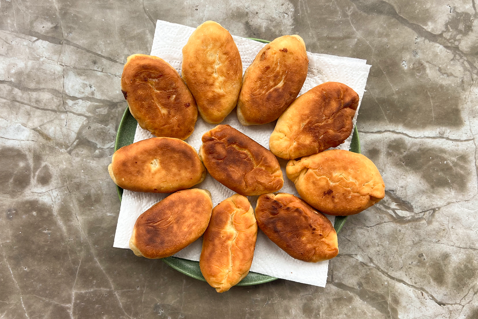 Готовые пирожки из творожного теста с яблоком