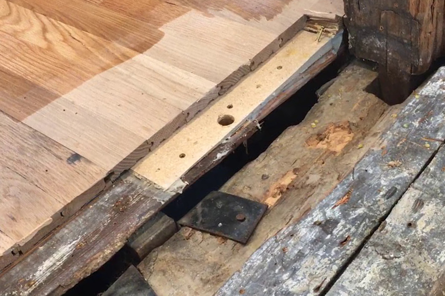 В частном доме в Подмосковье хозяин уложил инженерную доску на старые сосновые полы. Но доски оказались «живыми» и пружинили. В итоге решили все разобрать, удалить доски, сделать сухую стяжку и уложить листы ГВЛ. Вышло 5—6 тысяч рублей за 1 м² — дорого, но зато покрытие перестало скрипеть и выдерживает систему теплого пола. Источник: design10.ru