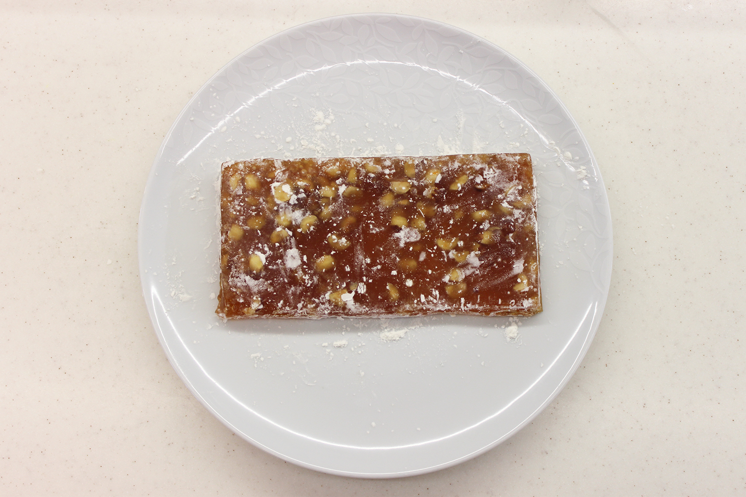 Застывший лукум все равно вязкий и может прилипать к поверхностям — это нормально