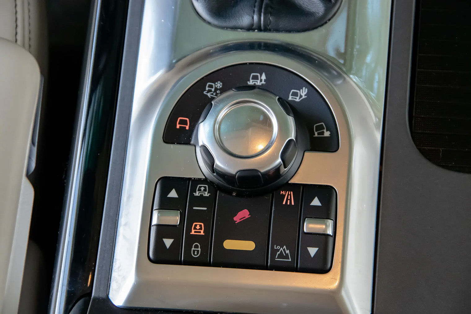 Шайба управления системой полного привода и пневмоподвески расположена удобно, но водители пользуются ею крайне редко: Range Rover L322 второго рестайлинга нечасто съезжает с асфальта. Источник: bringatrailer.com