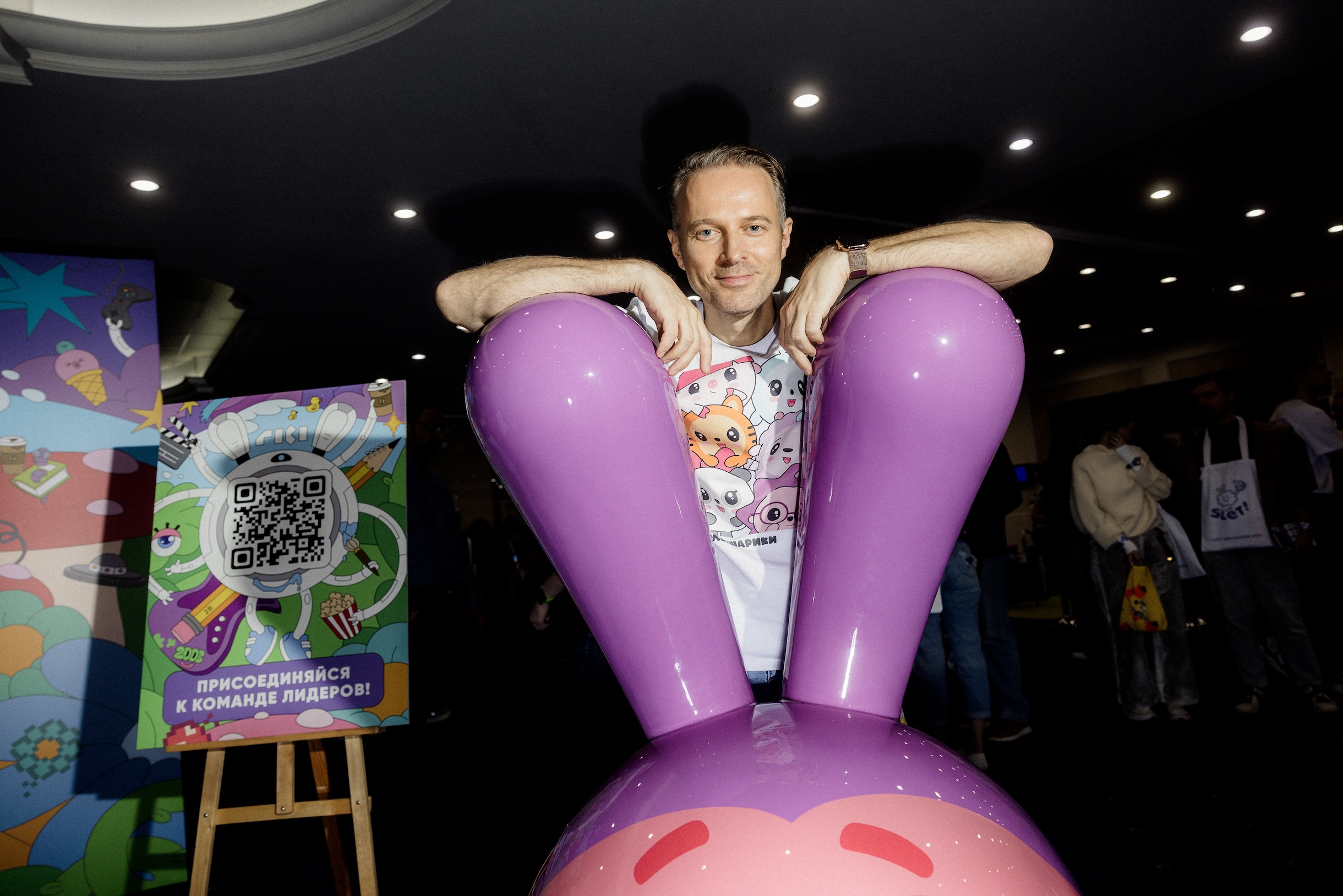 Обычно Илью ассоциируют с Крошем. «Я как раз тот самый траблмейкер, который не сидит на месте и заставляет весь проект двигаться вперед. Неунывающий оптимизм, готовность идти на риск, энергия — в этом мы похожи»