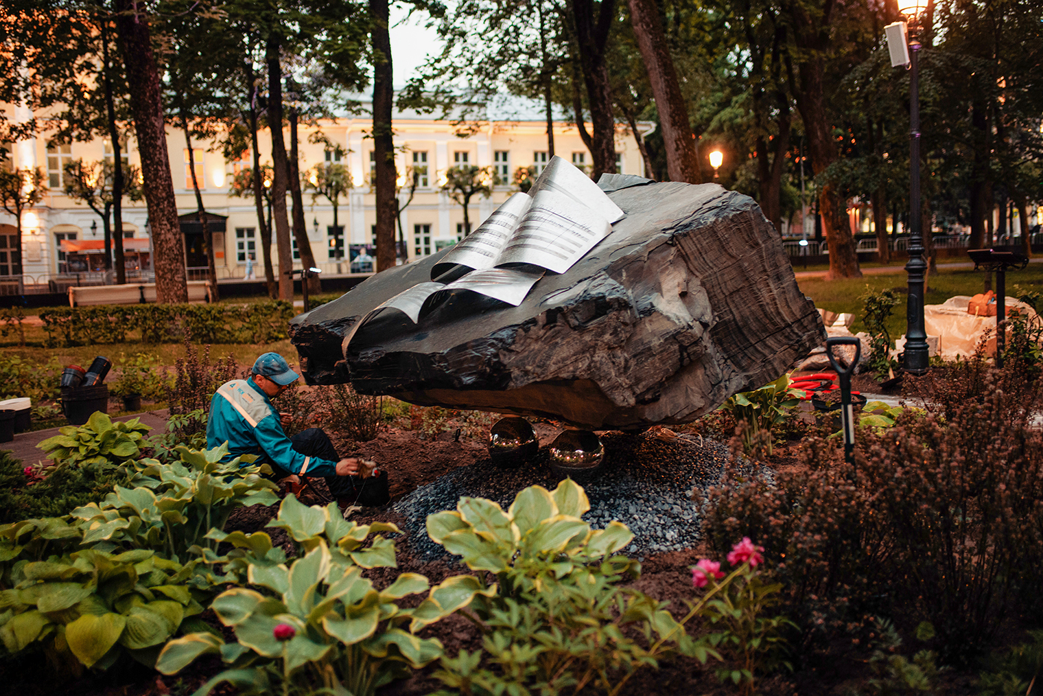 К современному искусству в Смоленске относятся скептично. Когда в саду установили скульптуру «Рояль», не всем понравилось ее соседство с классическими памятниками