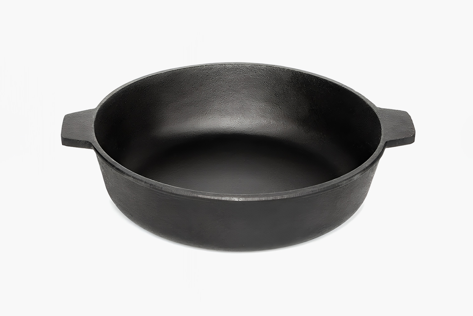 Чугунная жаровня-сотейник диаметром 24 см и высотой 6 см, с двумя ручками обойдется в 1 900 ₽. © Ozon