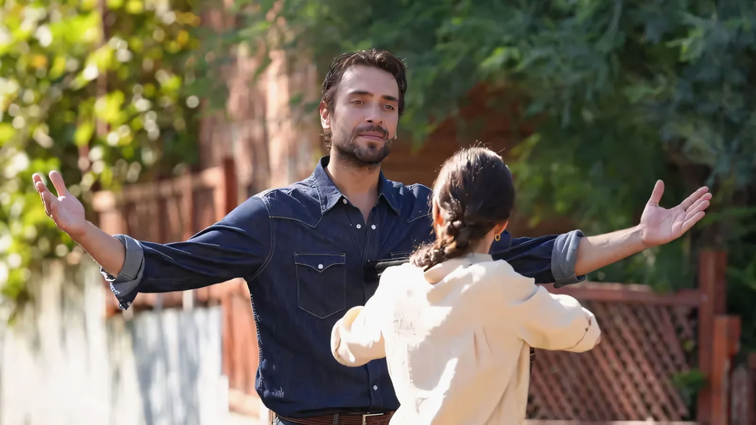 Женщины деревни Фуртуна привыкли защищать честь своих семей, пока мужья убивают друг друга и сидят в тюрьме. Кадр: TRT1