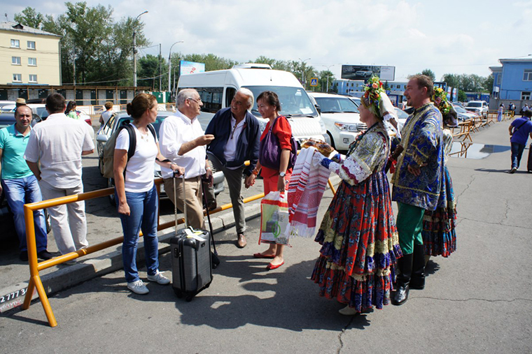 Русский народный ансамбль в аэропорту