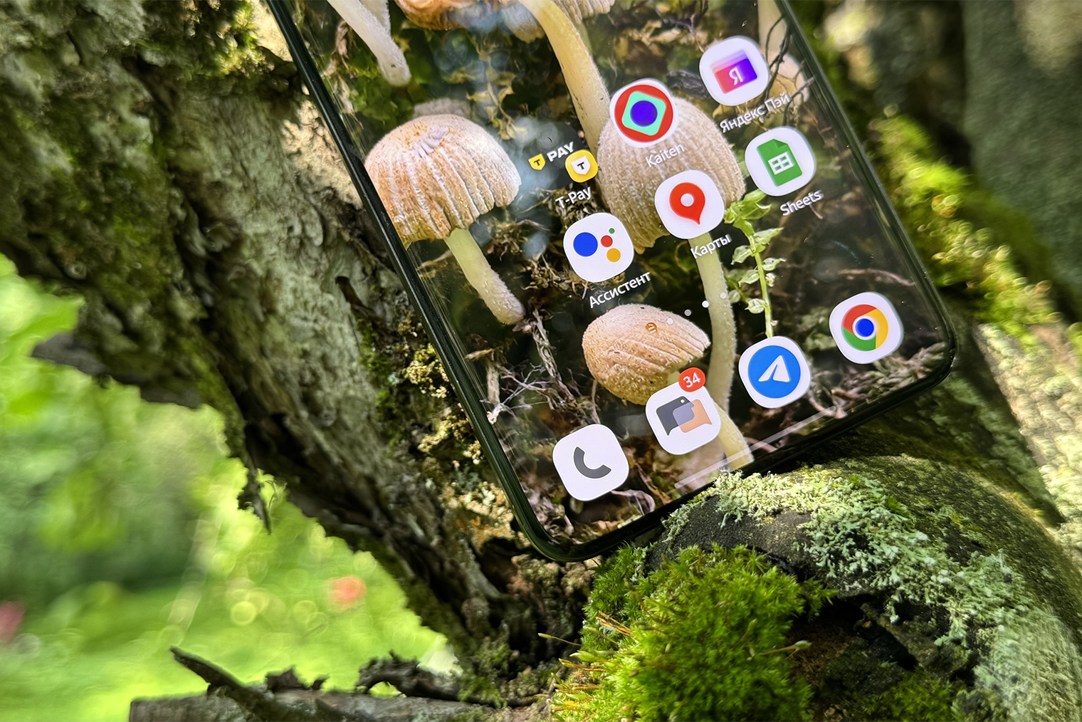 Рамка экрана тонкая, но все же пошире, чем у Samsung Galaxy S25 Ultra