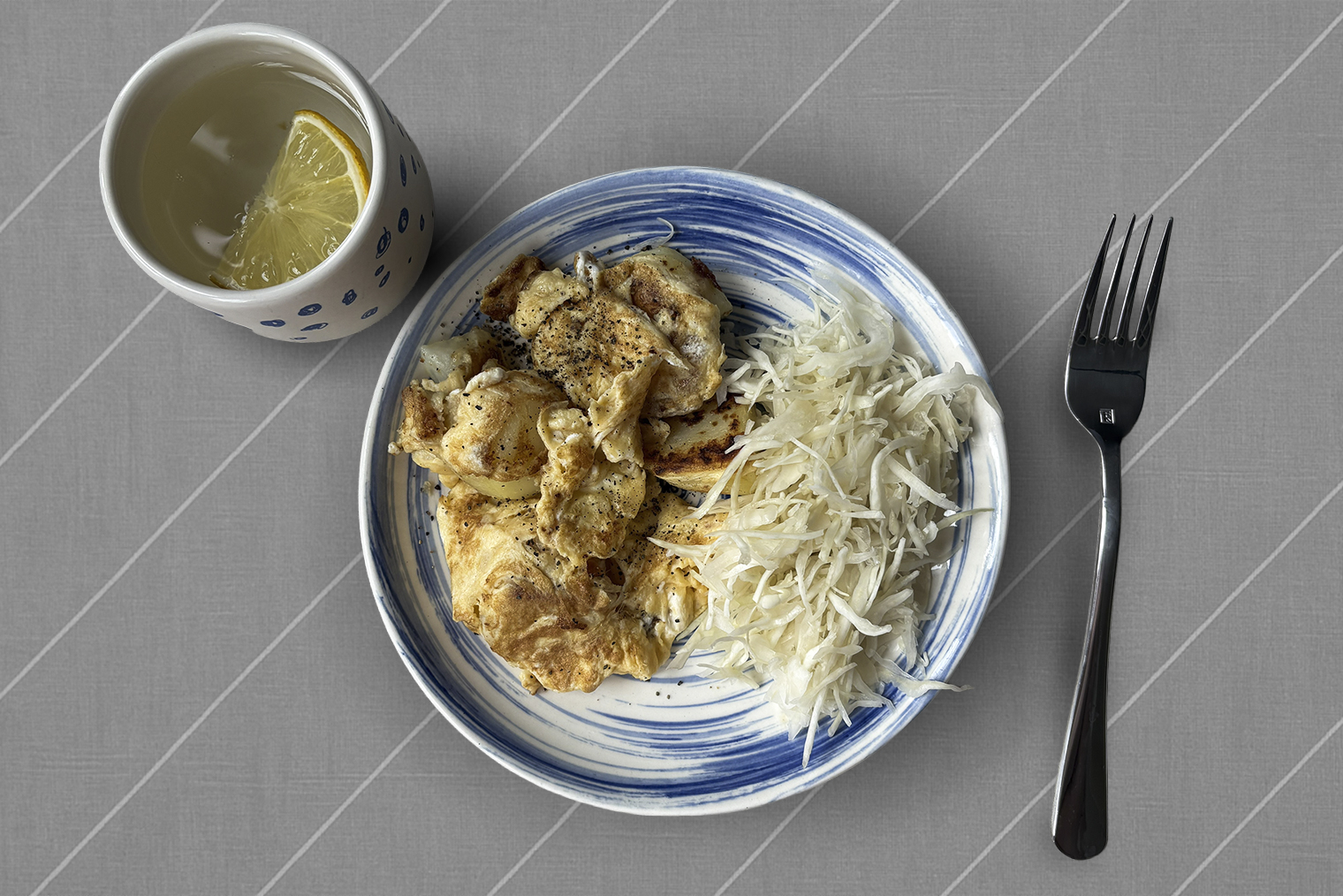 Завтрак — омлет из яиц с картошкой, приправленный черным молотым перцем, и салат из капусты с лимонным соком