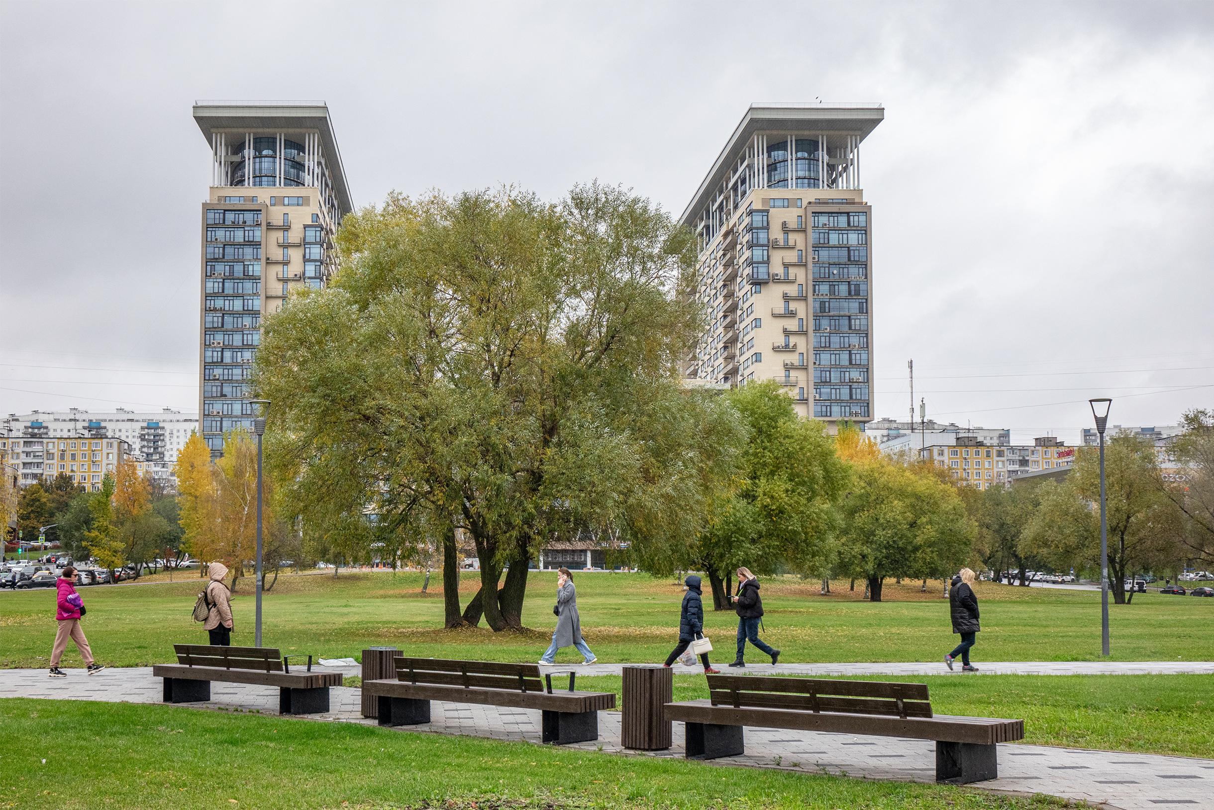 «Новоясеневский» выглядит футуристично на фоне желтых девятиэтажек