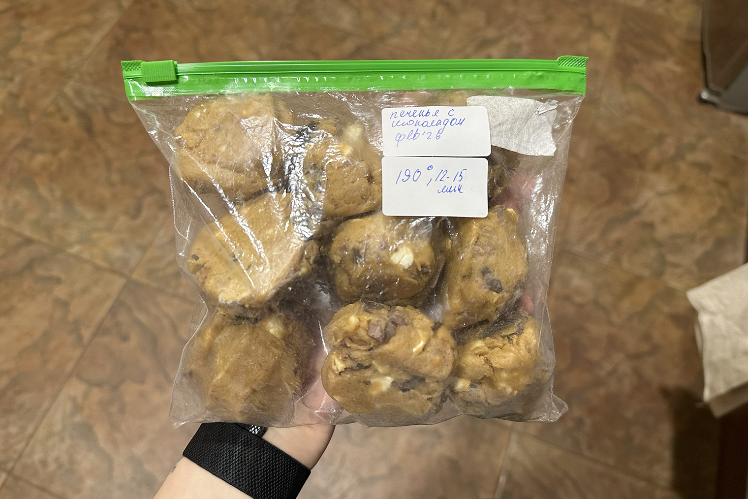 Печенье я решила не вакуумировать — чтобы можно было достать любое количество из пакета и закрыть его обратно