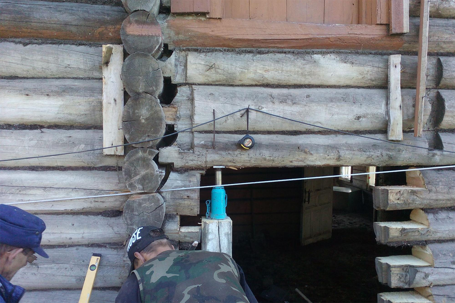 Здесь прекрасно видно, как венцы дома разошлись и выскочили из пазов именно в местах перерубов