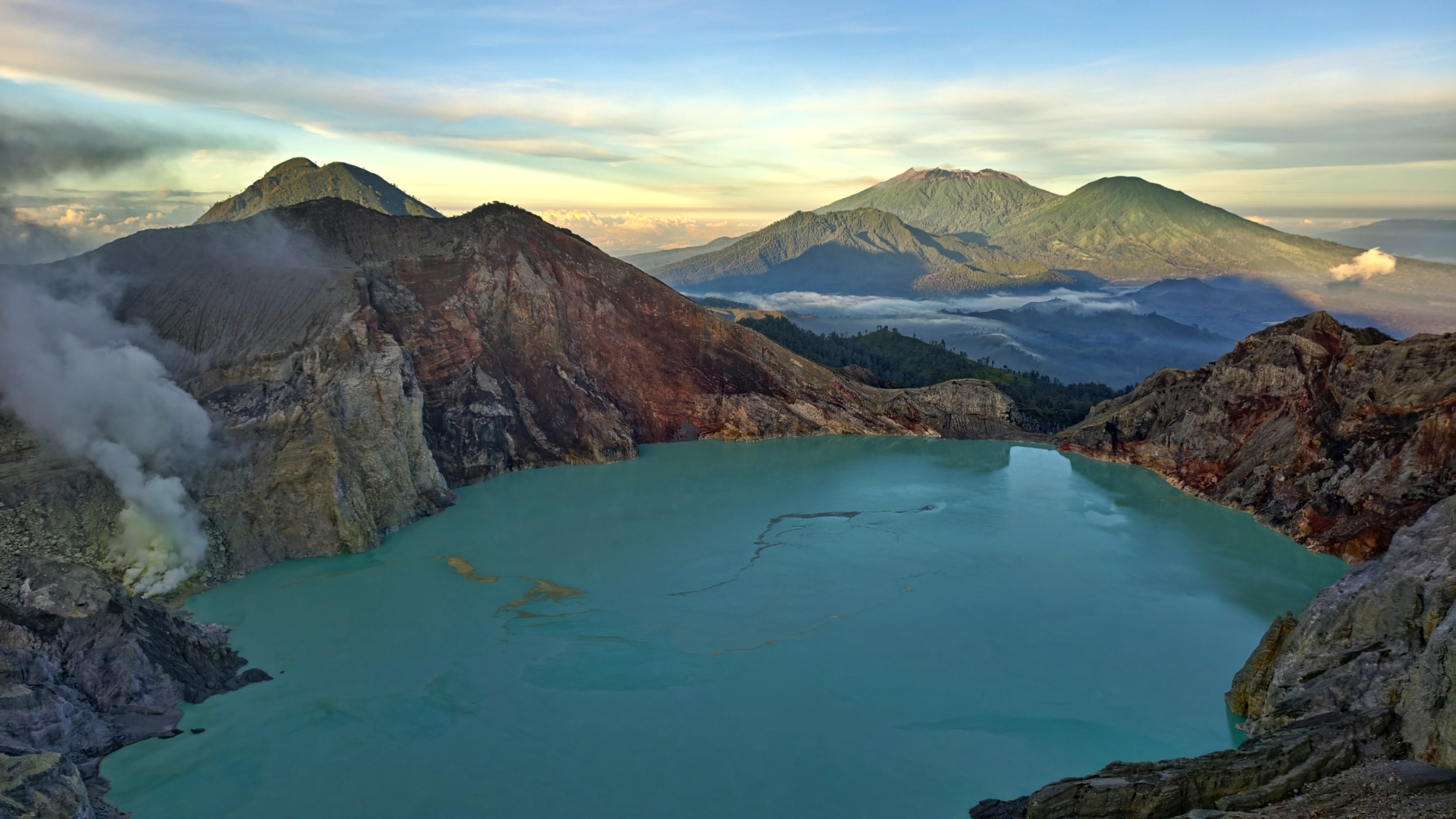 Кислотное озеро в кратере Иджена