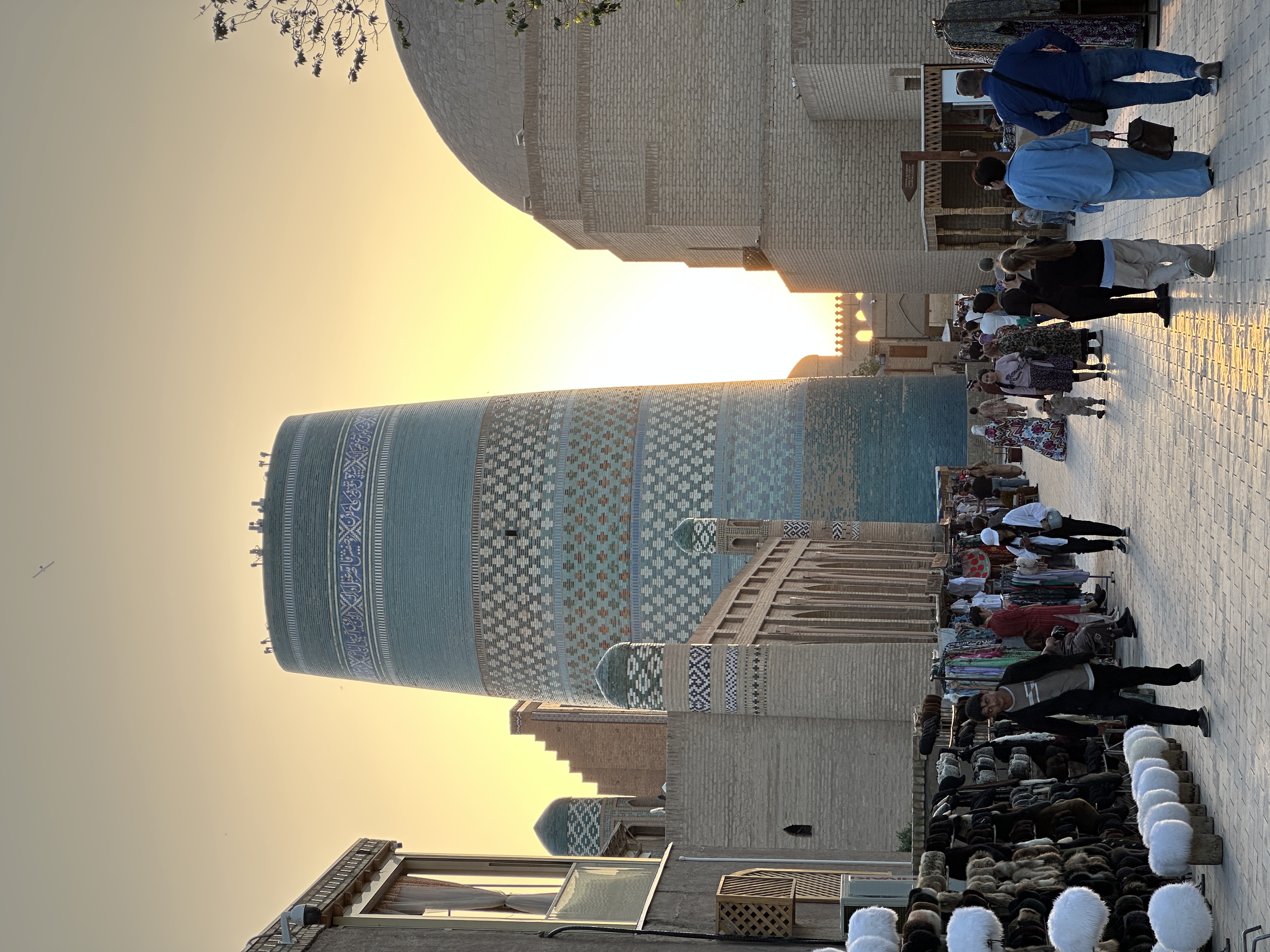 Вид на Кальта-Минор на закате. Самое приятное время для прогулки по Хиве