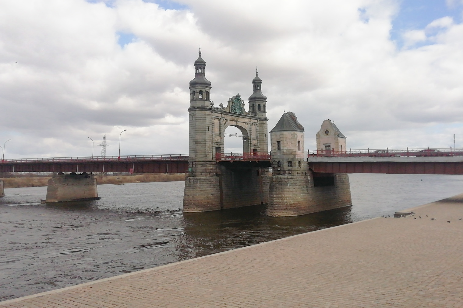 Изначально у моста Королевы Луизы было два портала, но северный взорвали вместе с пролетом в 1944 году, чтобы задержать наступление советской армии. © Эдуард Коленков