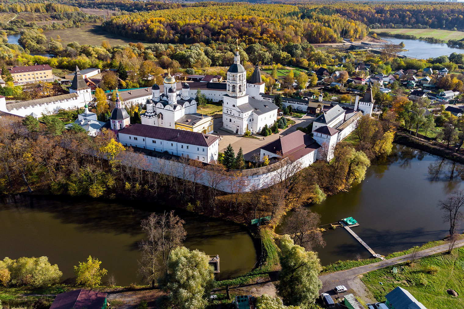 Свято-Пафнутьев Боровский монастырь был основан в 1444 году, трижды подвергался разрушению, но сейчас почти полностью восстановлен. Фотография: Photochur / Shutterstock / Fotodom