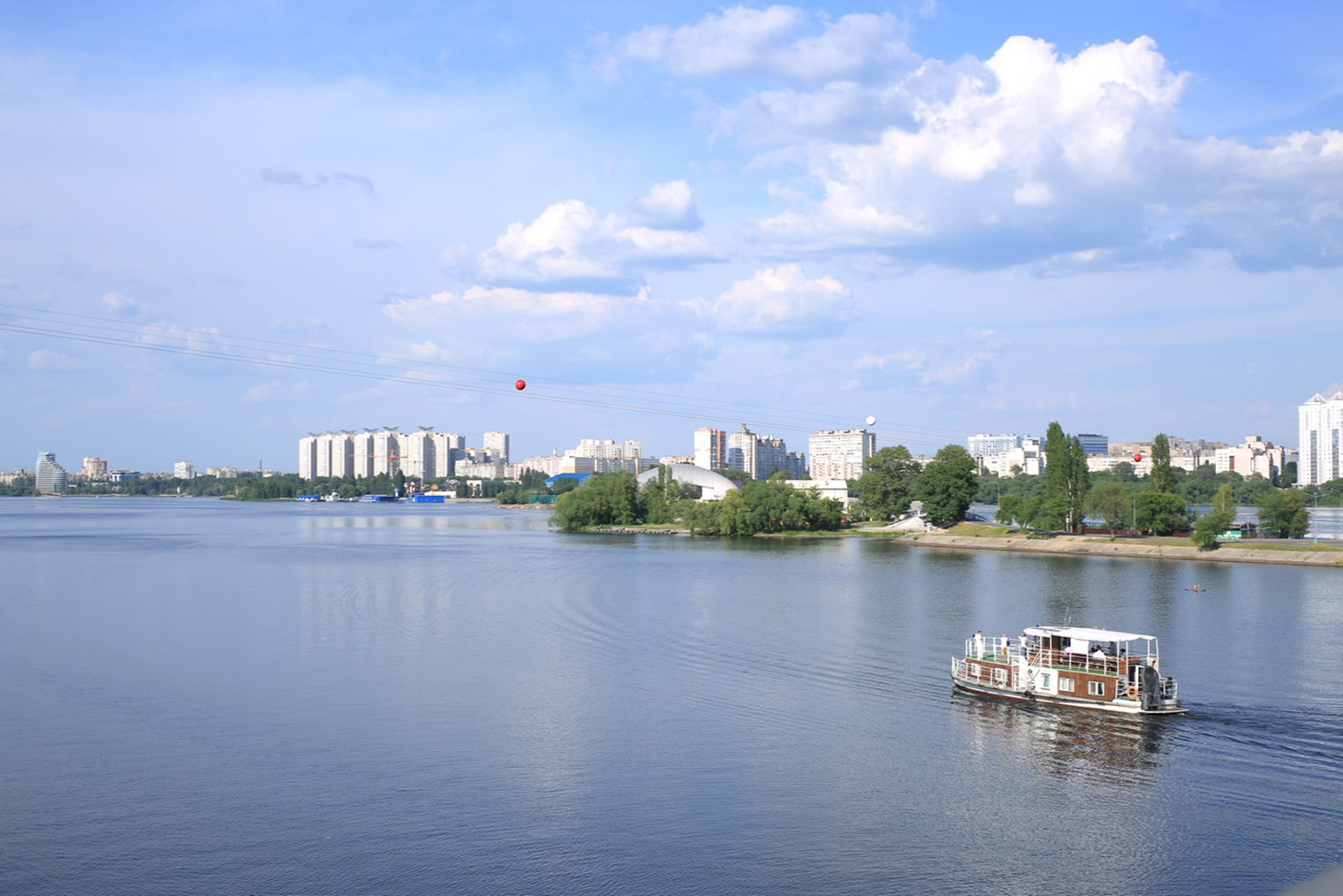 Только весной в Воронежском море, как называют его местные, прозрачная вода