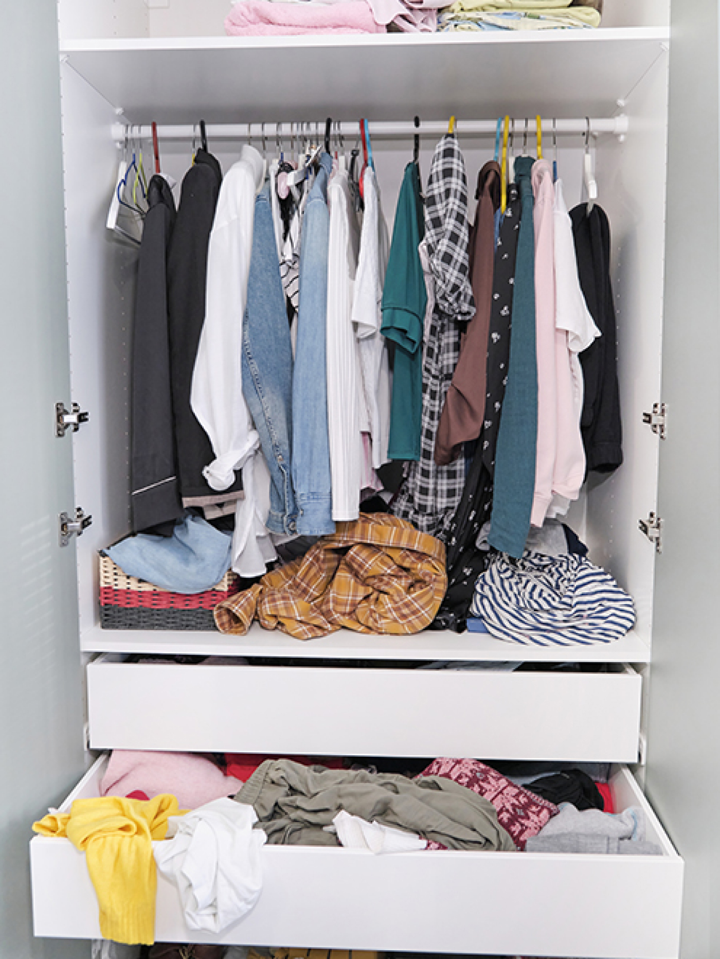 В шкафу все вещи свалены в кучу. Фото: Yavdat / iStock